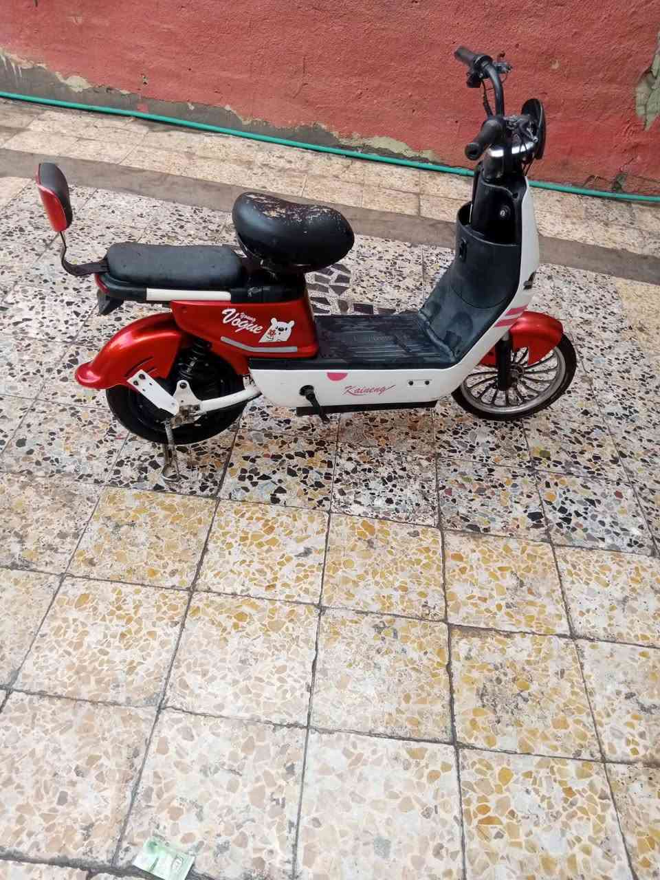 دراجه شحن الاسم تيسلا فول مواصفات بريك خلفي شغال قفل تاير خلفي لايت إشارات يمنه يسره اربع بطاريات نقصها بس بريك امامي العنوان بغداد حي النصر مقابيل فلافل عبلي رقم التواصل *********** السعر 150وبيها مجال حك الجيه
