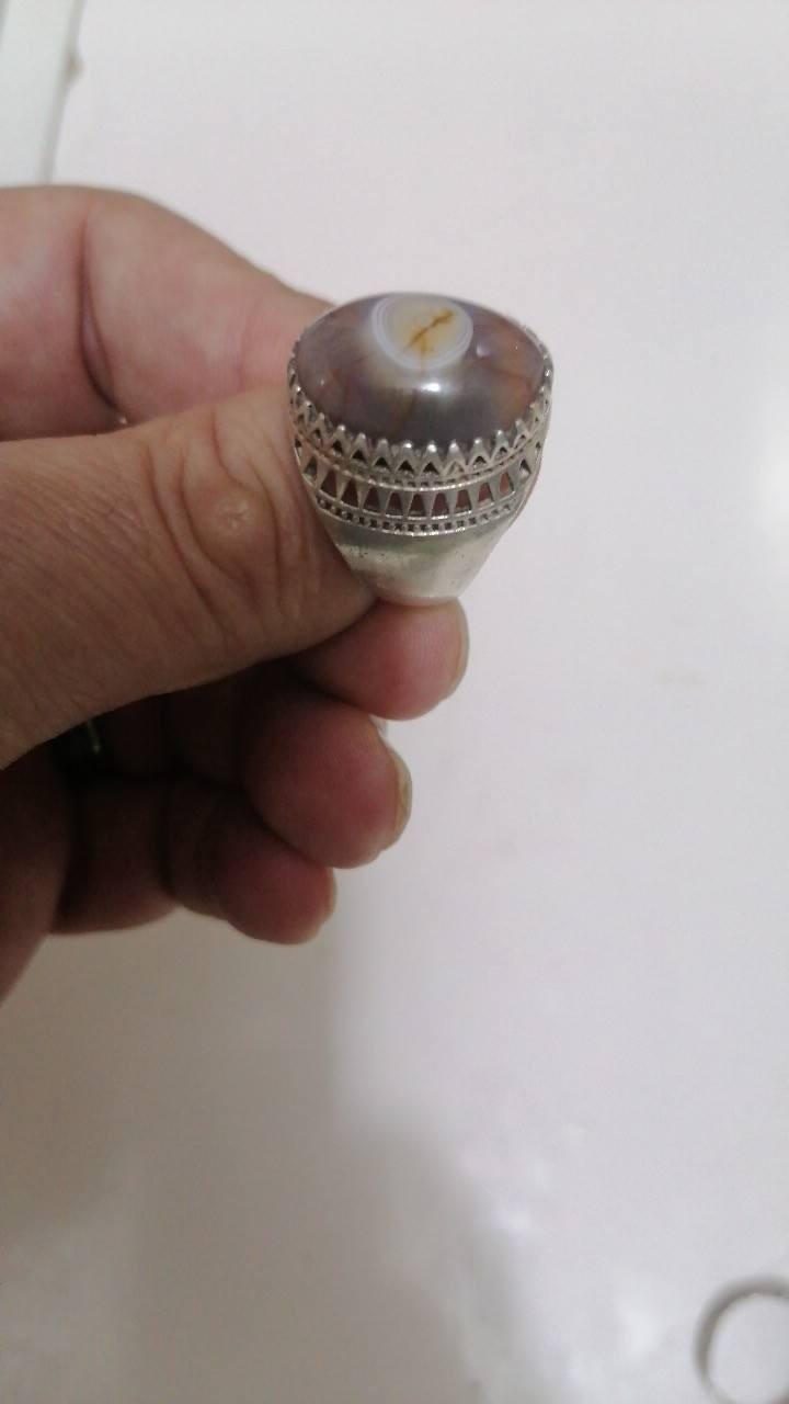 للبيع فضه َمع حجر اصلي سليماني وحجر صيني قديم كلش عقيق منقوش قديم السعر 100 الف بدون توصيل المكان كربلاء او الاتصال ***********
