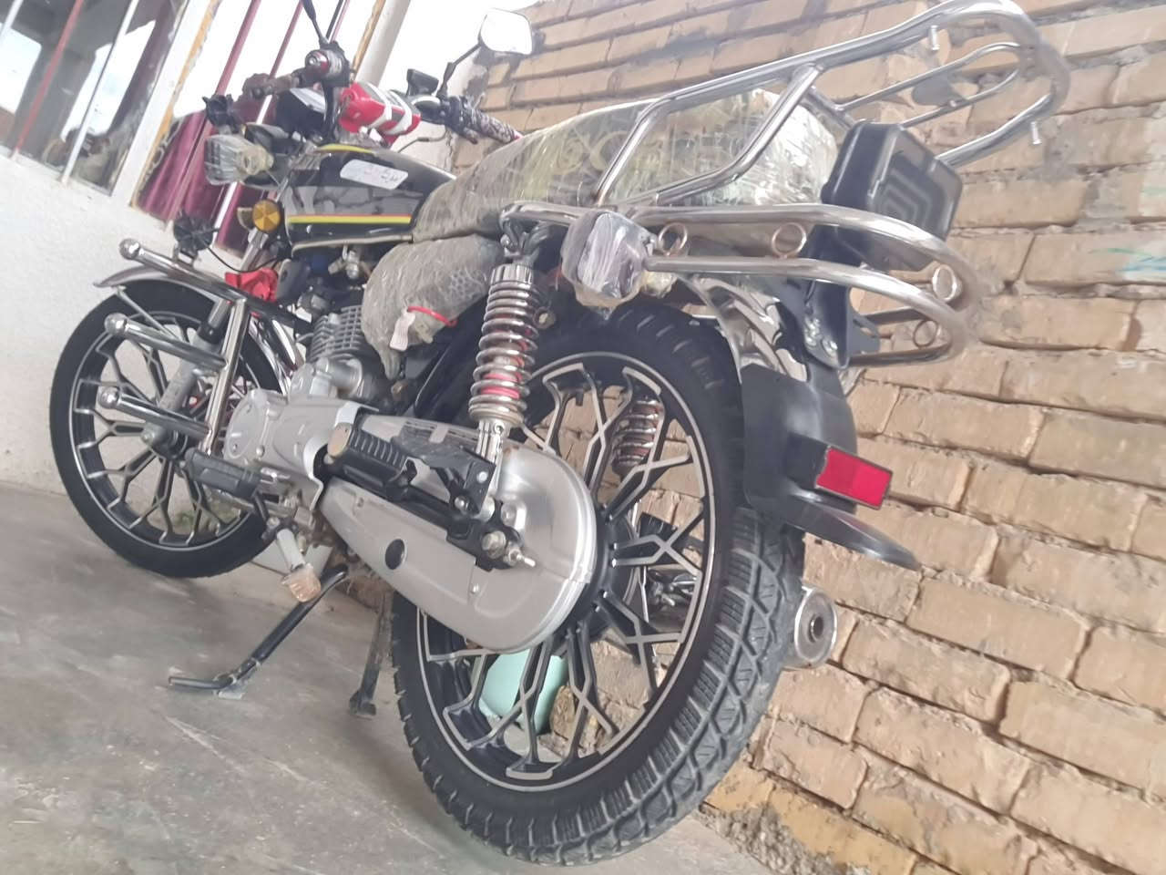 سلام عليكم دراجة سونك شرط نضافة١٠٠موديل ٢٤محرك٢٠٠استعمال قليل حلوة تايرات شركة بلاجكتورأت وهورنات ام بي ثري ونشرات السعر٧٠٠مكان المقدادية ***********
