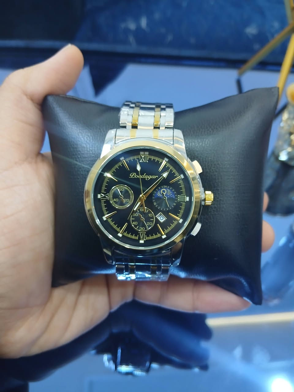 الفخامة والأناقة والجودة.. كلها بساعات ماركة POEDAGAR وبأسعار خيالية! ✨⌚
​ تصميم "الكرونوغراف" الفخم، الذي يجمع بين الدقة والمتانة.

• ​الزجاج: كريستال مقاوم للخدش.
• ​السوار: ستيل (Stainless Steel) مقاوم للصدأ.
• ​المقاومة: مقاومة للماء تحت ضغط 30BAR (للاستخدام اليومي).
​🎨 الألوان المتوفرة:
1️⃣ الميناء الأبيض والذهبي: مع إطار ذهبي وسوار متداخل.
2️⃣ الميناء الأسود والذهبي: مع إطار ذهبي (فخامة كلاسيكية).
3️⃣ اللون الأسود الكامل: لعشاق التميز والأناقة العصرية (Full Black).
​💰 السعر: 28 ألف دينار فقط!! 💰
​🚚 التوصيل: متوفر لجميع محافظات العراق.
​📞 للحجز والاستفسار:
• ​راسلنا على الخاص .
• ​أو تواصل معنا عبر الواتساب.
​الكمية محدودة.. سارع بالحجز الآن!


**إذا كنت صاحب هذا الإعلان وتريد حذفه لأي سبب، رجاءا أرسل رسالة إلى الدعم الفني**