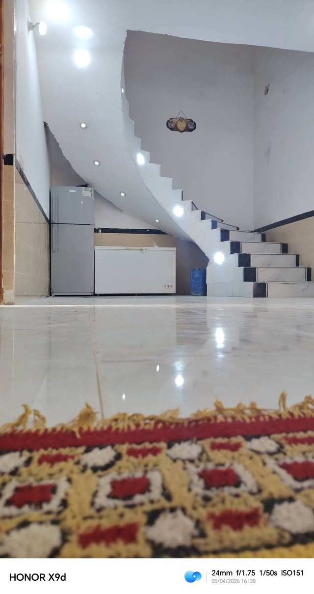 السلام عليكم دار للبيع خلف مدرسه التراث الجديده المساحه 570 متر بناء 2024 بناء درجه اولى ***********
