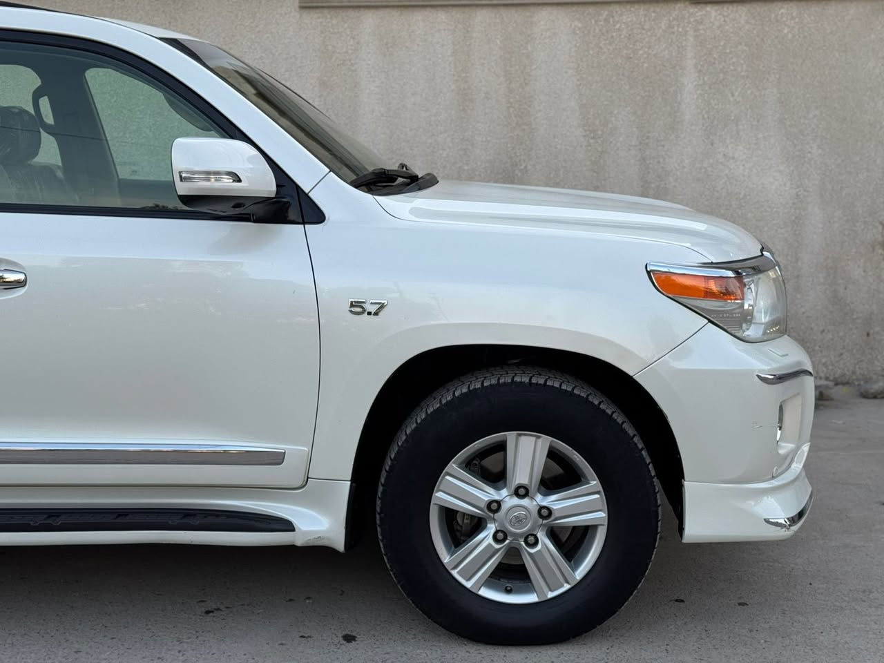 السلام عليكم VXR 5700 موديل 2013 جديدة على وضع الزيرو ماشية 160 الف
فتحة سقف
كشنات كهرباء وخزن ميموري
كشنات تبريد
صندوك كهرباء
5 بصمات
5 كامرات
حساسات امامي خلفي
شاشة كبيرة
ستيرن كهرباء خزن ميموري
تشغيل عن بعد
محرك 8 سلندر 5700 بشرط وكالة
جكات 
دشبول لكزز
داخل بيجي
ثلاجة
نظام صوت Boos
داير ايرباك حتى الكشنات
لايتات عالي ناصي زنون 
تبريد منفصل 4 قطع 
شاشة تبريد تحكم خلفي كامل 
كشن خلفي كهرباء
السيارة مكفولة وجديدة عدا تكحيل بسيط بالجاملغ ممبين ابداً
اخوان هاي السيارة تختلف عن العادية وابو المصلحة يعرف شنو قيمتها 
السيارة معروضة 42 وبيها مجال بسيط 
مكاني بغداد البنوك
***********
