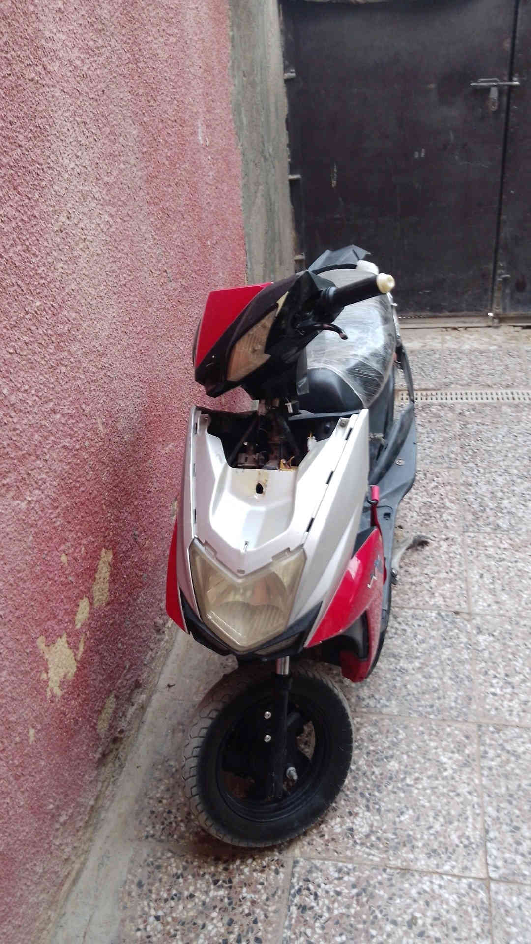 دراجه شحن نوع سكنس.                                                      5باتريات.                                                                            دراجه عطلان عقل.                                                                      سعر 400بيهه مجال اي استفسار راسلني على الخاص.              رقم ***********. مكاني الحسينيه.                                وعيد وكرر دراجه عطلانه
