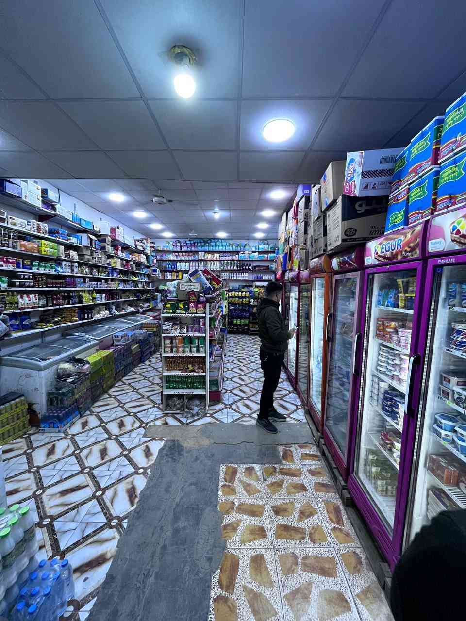 🔴 إعلان بيع محل تجاري 🔴

للبيع محل تجاري جاهز للعمل، موقع ممتاز وقريب من مدارس (ابتدائية – متوسطة – إعدادية)، والشغل فيه خير من الله.

تفاصيل المحل:
 • مساحة المحل: 45 متر مربع
 • منظومة كاميرات مراقبة كاملة
 • سبلت تبريد 2.5 طن مع خط ذهبي
 • عدد العارضات: 10
 • عدد المجمدات: 5 (تعمل على مولدة)
 • كهرباء: خط وطني + مولدة
 • سقف جبس
 • إجازة صحية رسمية
 • بضاعة كاملة داخل المحل
 • دخل يومي تقريبي: 450 – 500 ألف دينار
 • يوجد دخل رصيد أيضًا

📍 موقع کربلاء المحل استراتيجي وقريب من المدارس
💬 البيع لظرف خاص، والله شاهد على ذلك

💰 السعر: 22 مليون دينار عراقي (قابل للتفاوض)
📞 رقم الهاتف: ***********
