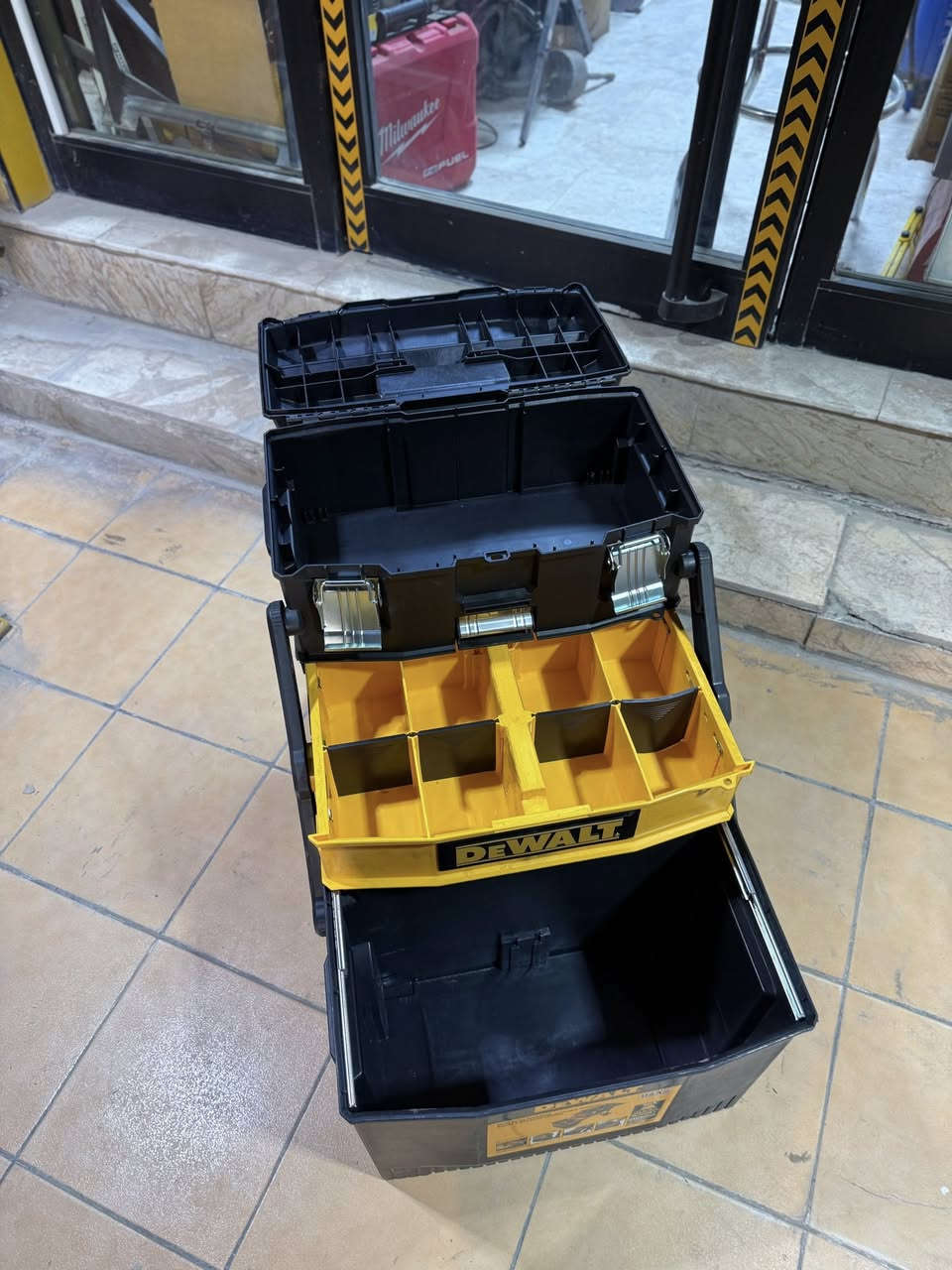 حقيبة ديولت 3 طوابق 
سعة 88 لتر
جديد غير مستعمل 
عنوان كرادة 
للاستفسار خاص او واتساب
***********
***********
