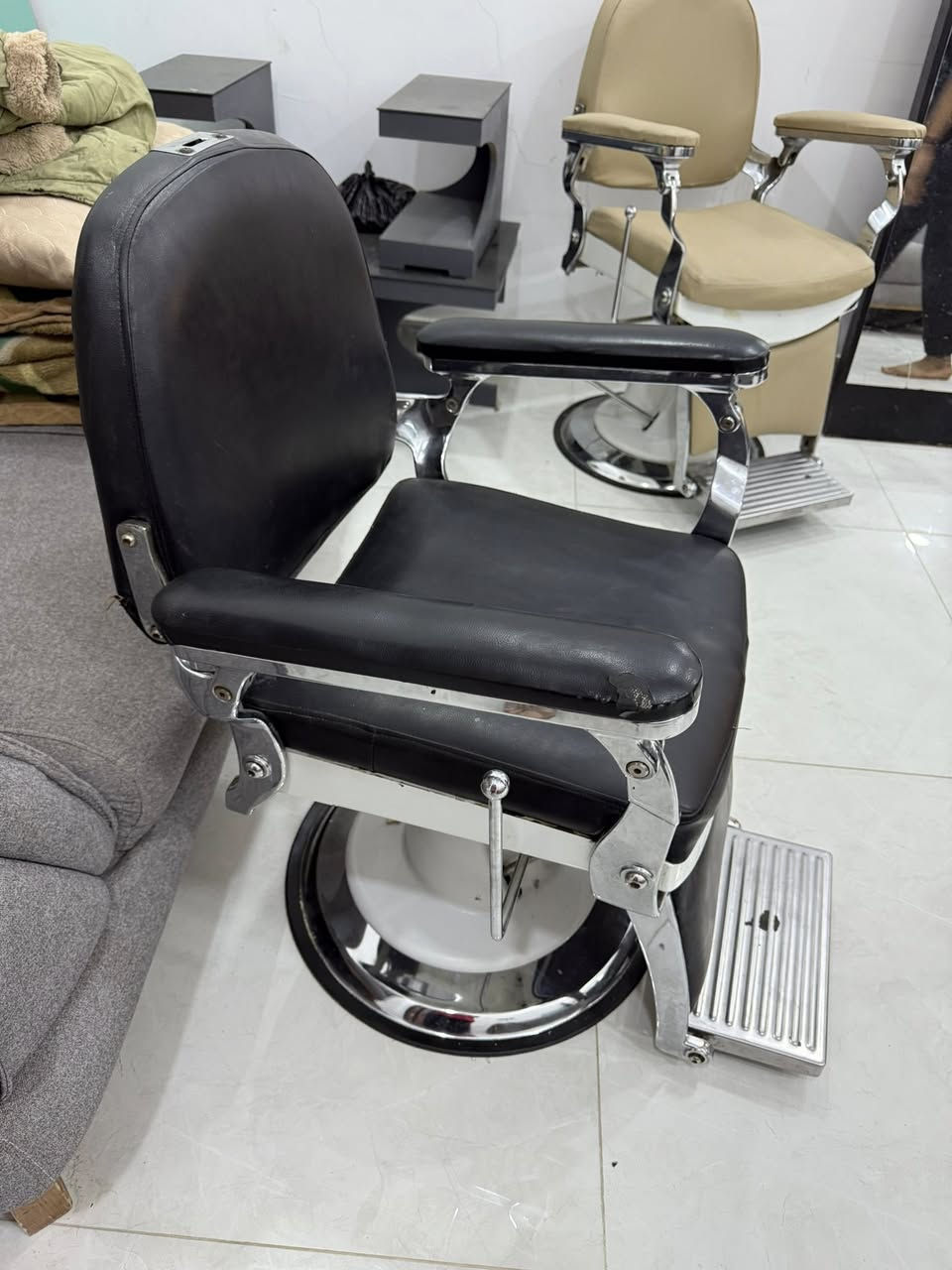 السلام عليكم 
يوجد ٣ كراسي حلاقه 
ويوجد ٤ ميز كومدي 
يوجد ٤ مريات حجم مترين 
يوجد ٣ كراسي ثلاثي حديد 
سعر ٣٥٠ لكرسي واحد +ميز كوميدي + مرايه وحده + كرسي ثلاثي حديد 
المكان قبله حي بغداد 
رسلني خاص إذا تحب تشتري اكثر مِہטּ قطّعه او مفرد


**إذا كنت صاحب هذا الإعلان وتريد حذفه لأي سبب، رجاءا أرسل رسالة إلى الدعم الفني**