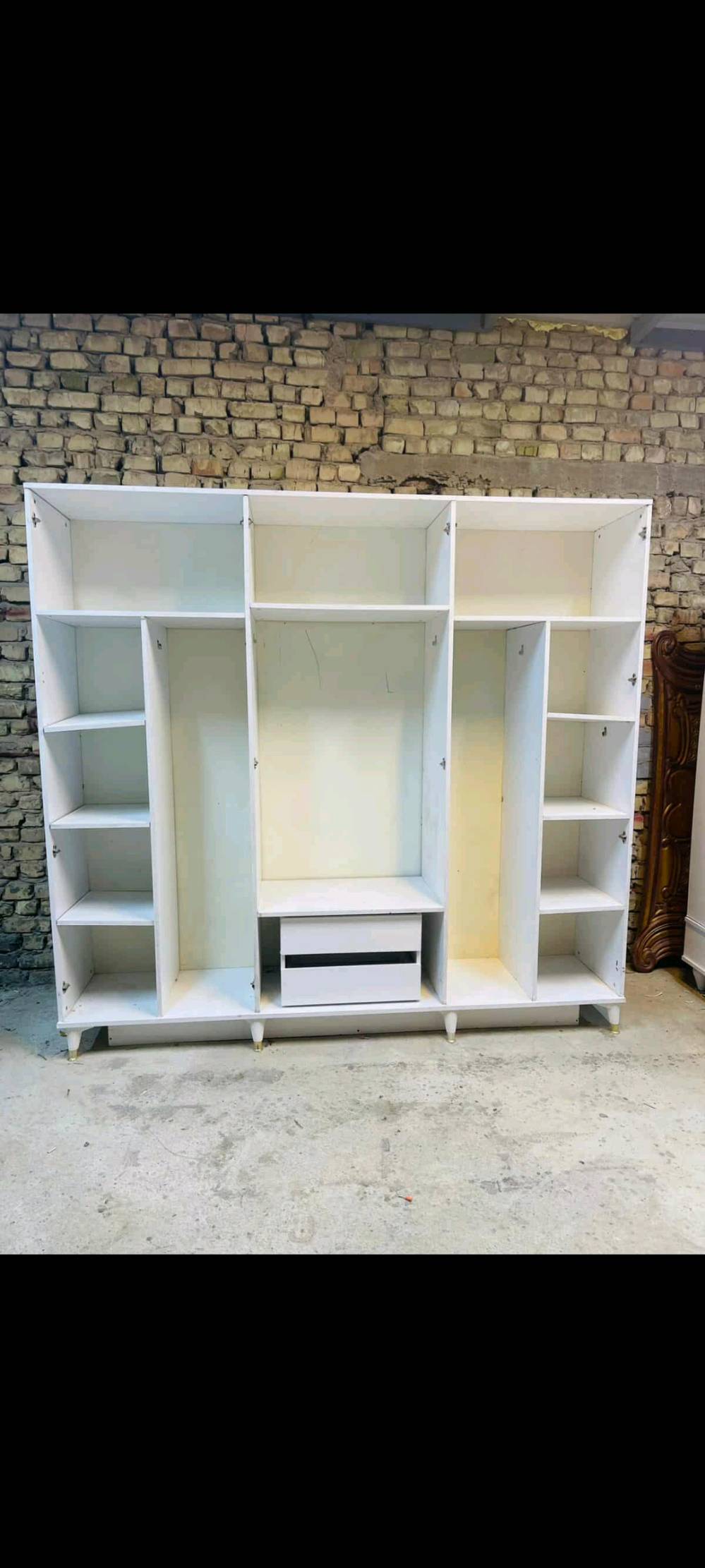 أعرض غرفة نوم فاخرة تضم خزانة كبيرة مع مرآة، وتسريحة أنيقة مع أدراج واسعة، وسرير مريح مع لوح خلفي مبطن و2 كمودينو. الأثاث بحالة ممتازة ويتميز بتصميم عصري وعملي يناسب جميع الديكورات الداخلية. الألوان فاتحة تُضفي على الغرفة لمسة من الأناقة والنقاء. السعر قابل للتفاوض مع إمكانية التوصيل داخل بغداد.