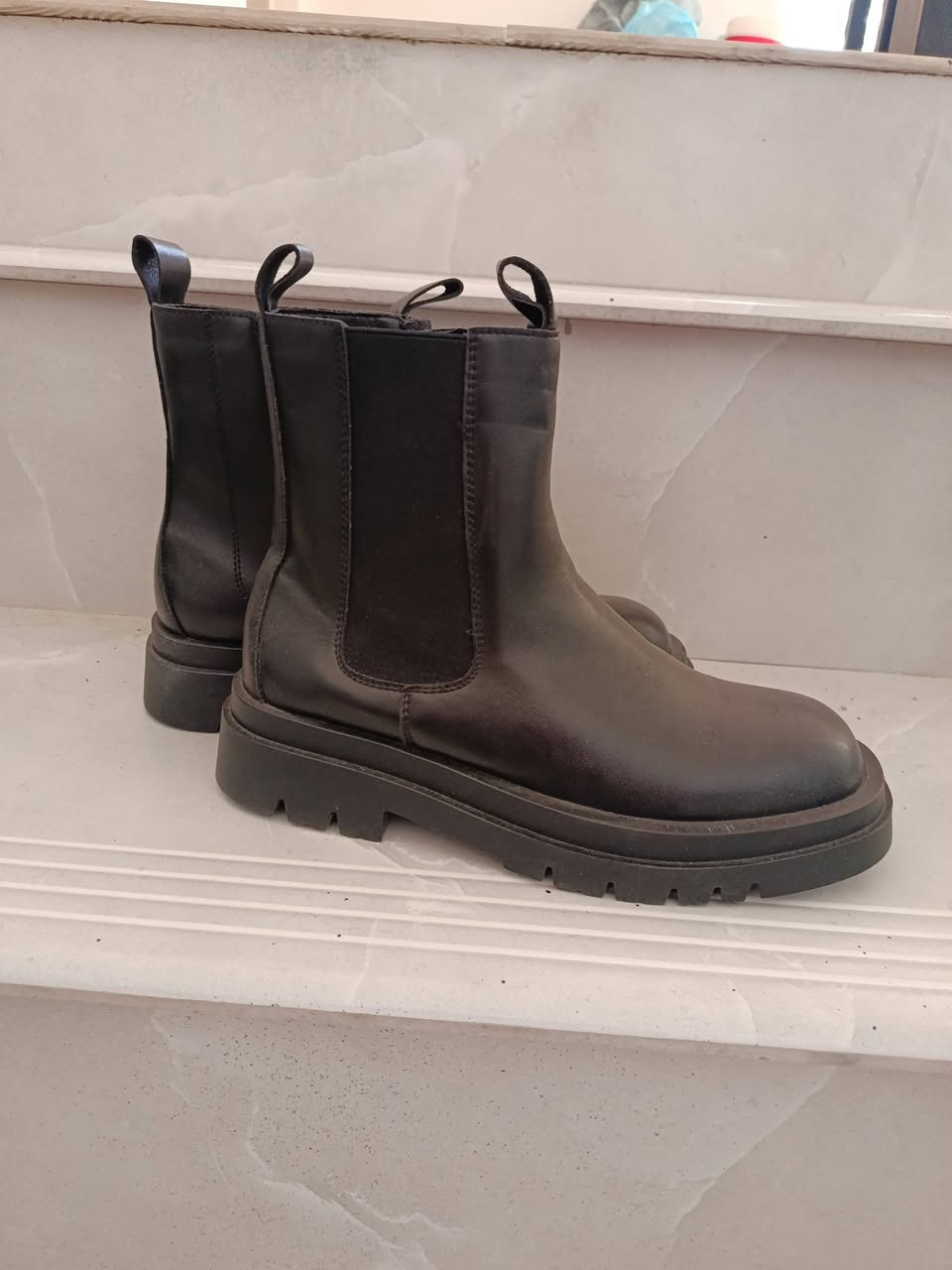 بوتات وقطعة حذاء قياسات 40و 41 اسعار مناسبه على 7,500
موبايل ***********
