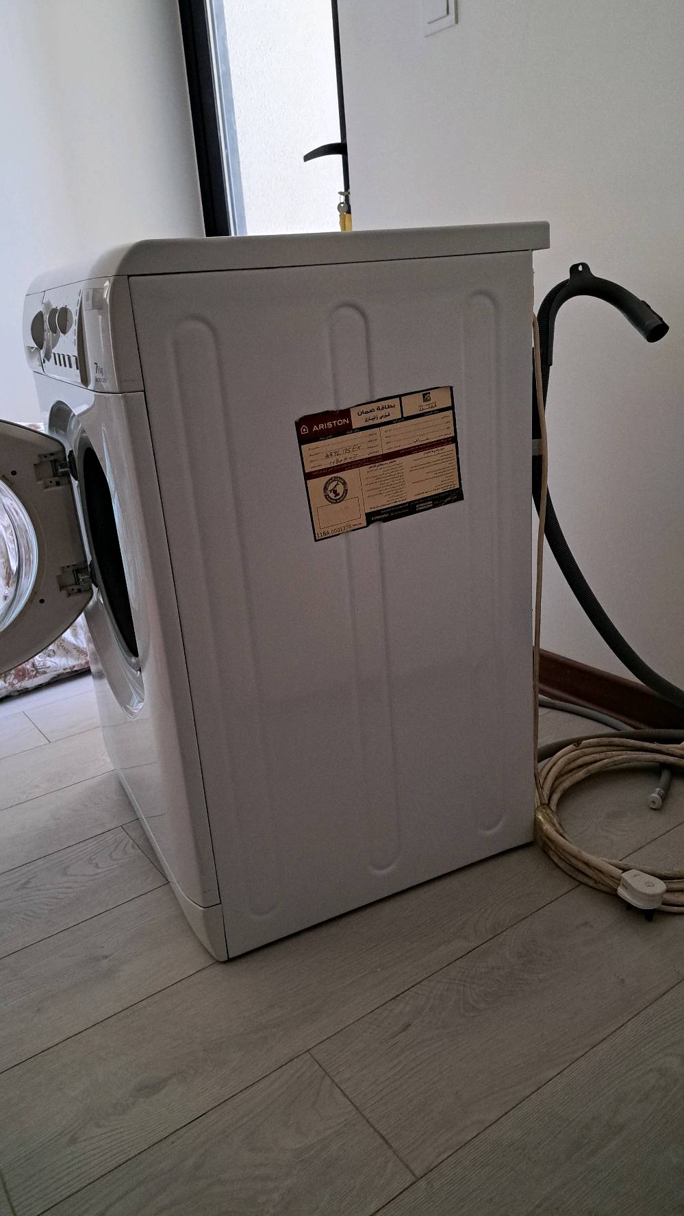 غسالة ملابس نظيفة جدا للبيع نوع Ariston إيطالية الصنع ووزن ٧ كيلو غرام
