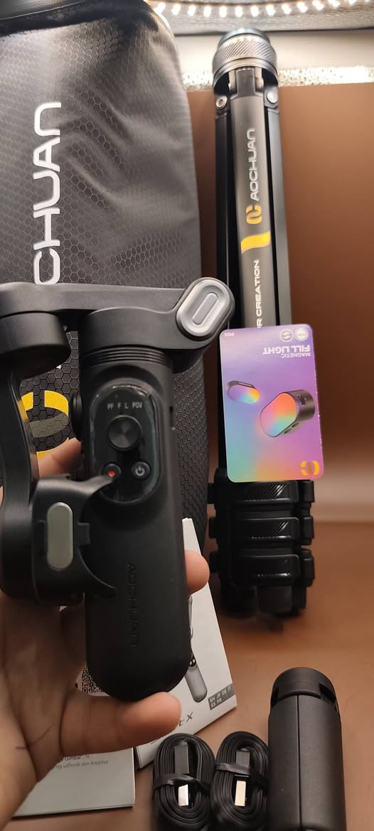 مانع اهتزاز (Gimbal) تصوير سينمائي بدون رجفة
إضاءة RGB مغناطيسية تتركب وتتحكم بألوانها بسهولة
ستاند Tripod طويل ثابت وقوي للتصوير من بعيد
بطارية قوية تدوم وياك ساعات 
حقيبة أصلية تحميه وتسهل نقله وين ما تروح .. مزاد إخوان وين ميوصل بالعافية


**إذا كنت صاحب هذا الإعلان وتريد حذفه لأي سبب، رجاءا أرسل رسالة إلى الدعم الفني**