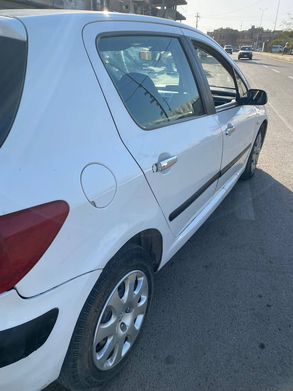 السلام عليكم . بيجو فرنسي للبيع 
موديل 2005 
صبغ قطعتين فقط 
رقم بغداد. جديد.  هزه جديد.  رقم انكليزي. 
مكانها بغداد. السعر 50 مجال بسيط .  ***********
المكان حي سومر البنوك
