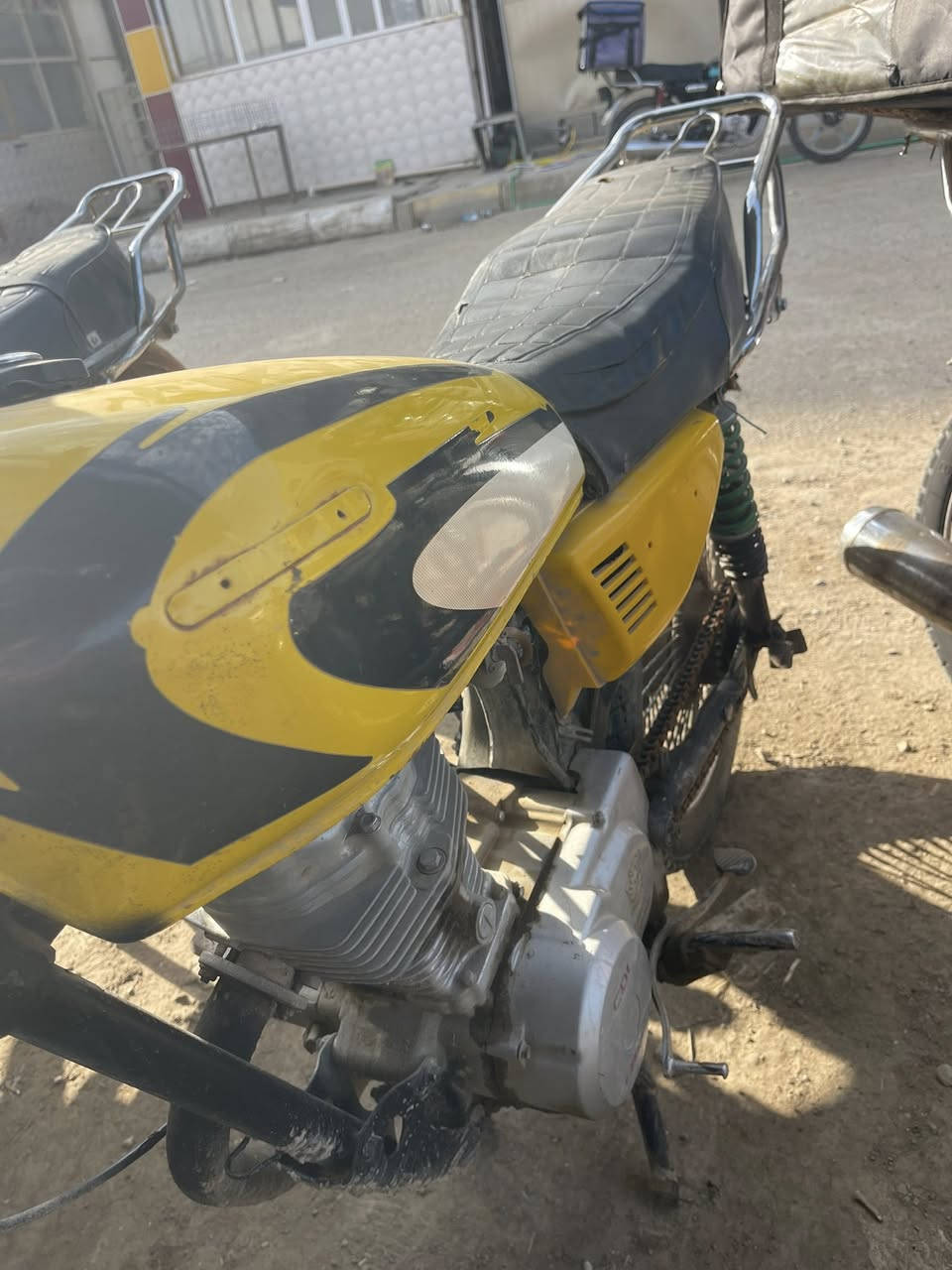 سلام عليكم مكلف دراجه للبيع محرك تايكر موديل ٢٠١٧. بدون اوراق دراجه شغالة وخير من الله ١٦٠ قفل 
***********
