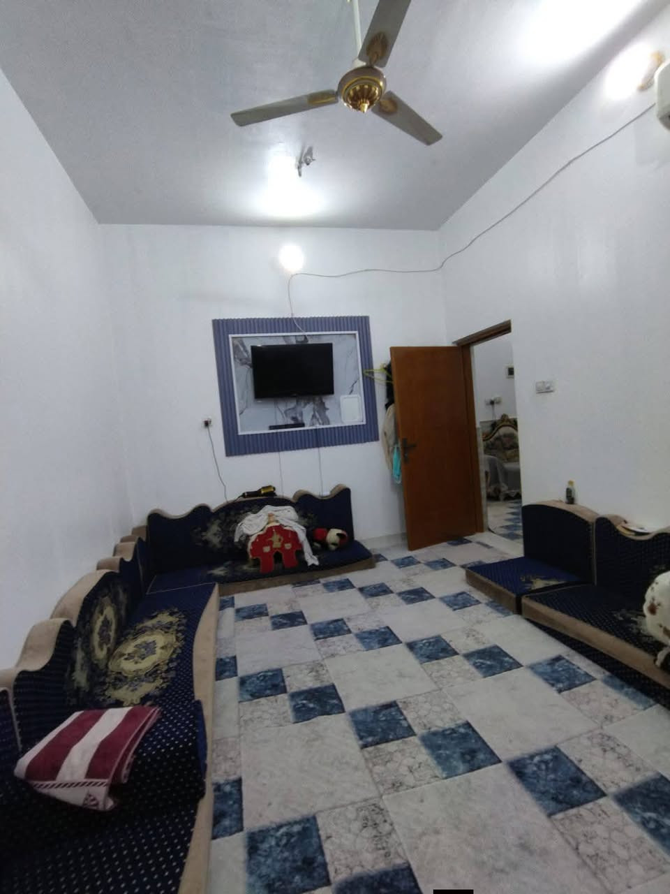 يوجد لدينا دار سكن للبيع ١٢٠م امامي طابقين بناء حديث مسلح على ساحه قرب شارع ابو صادق الوكيل حي الشهداء السعر ١٨٠مليون مع المجال للاستفسار الاتصال على الرقم ***********
