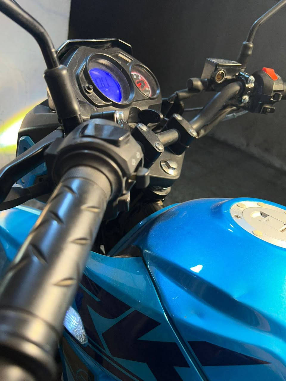 دراجه نوع RK200 ماشيه ٩٠٠٠ فقط اخت الزيرو نظيفه جداااااا صار بيه حادث بابني ابني الي تأذى والحمد لله على كل حال تكسرت بيه فقط الكفرات الخلفيه وإلبك لايت وبدلتهن من الشركه إصليات الشراي يتصل أو يراسلني خاص ويدلل مكاني بغداد *********** ابو محمد  الدراجه مرقمه وبأسمي
