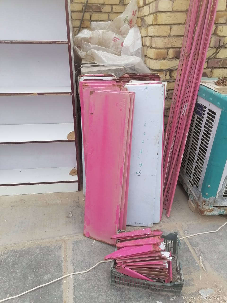 سلام عليكم البيع رفوف حديد هنه وركايزهن وشالاتهن العدد٥٢رف حديد +رفوف انديع خشب ثنين +ميز مكتب ١ اييعهن كلهن بيعه وحده  وليريدحاجه وحده هم ابيعه رجاءن المو شراي الا يتصل مامتواجد على الفيس رايدهن بسعر  ٣٠٠٠٠الف وهاذه رقمي *********** العنوان الحي العسكري صدرالثالث شارع ٣٠ قرب مدرسه المسره
