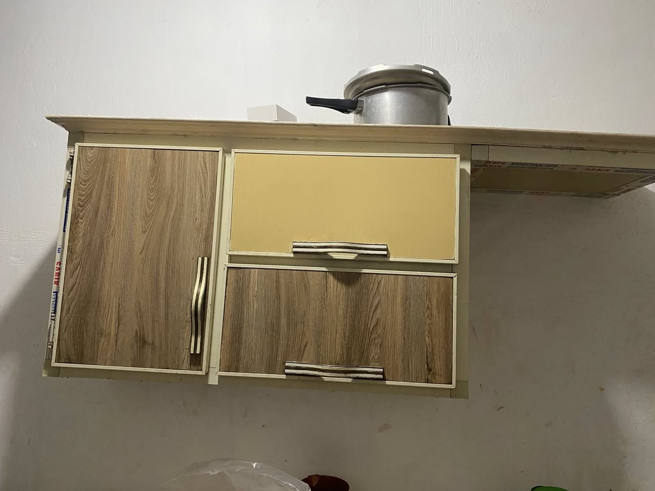 السلام عليكم كاونتر البيع بس الباب مكسور واحد فقط والباقي شوف عيونكم مرمرايتين السنك والكاونتر مرمر السعر ٢٠٠ الف***********
