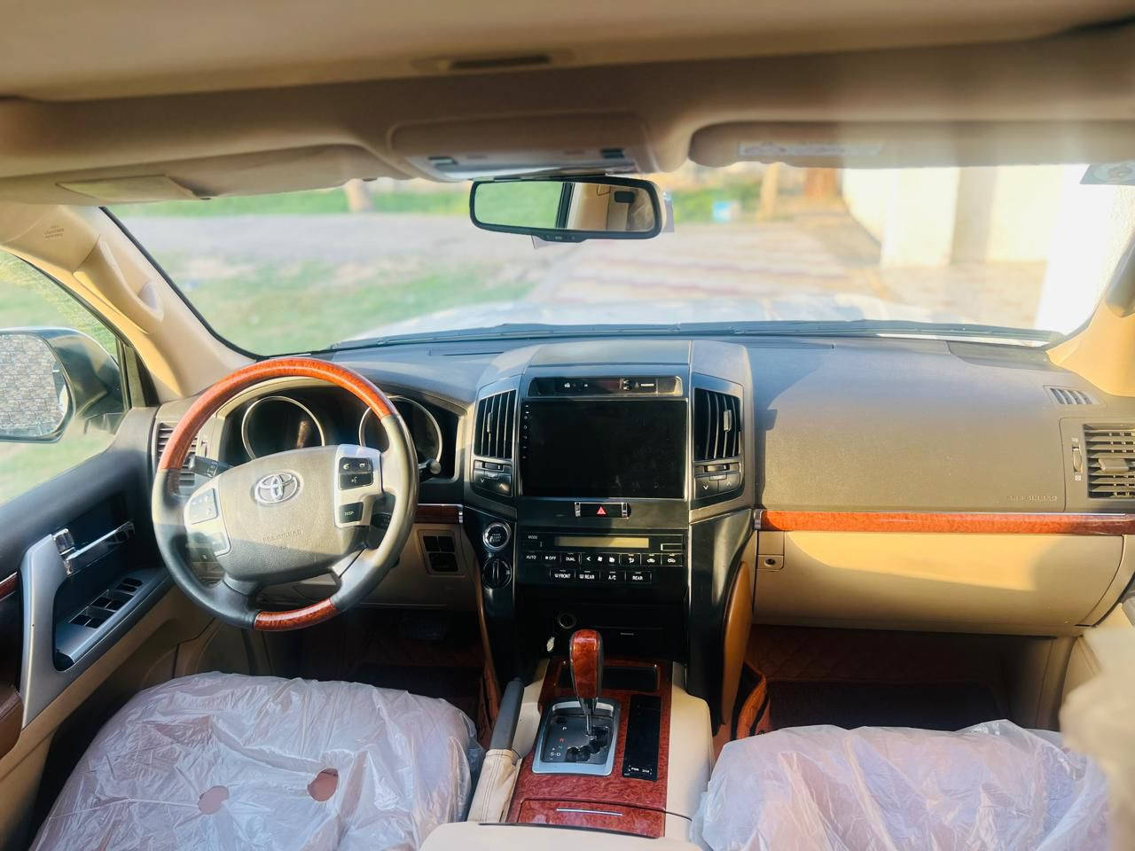 سلام عليكم. لاندكروز  2014 رقم بغدآد بسمي سنويه 2030  كفاله من كلشي السياره مكفوله عامه من الضربه والصبغ والتبديل 
فول مواصفات لكزز

فتحه سلايد روف

تشغيل عند بعد 

بصمه أبواب 4

زراك لايت 

 مري شفط 

ترحيب  

مقاعد كهرباء  جلد 

7 راكب داخل جديد جدا 

فور ويل 

طفايه حريق

محرك 8 سلندر 4600

3 قطع تبريد  سياره مناقصه كلشي جيده جدا 

العنوان  آلرفاعي

الاتصال / 
***********
‪***********‬
