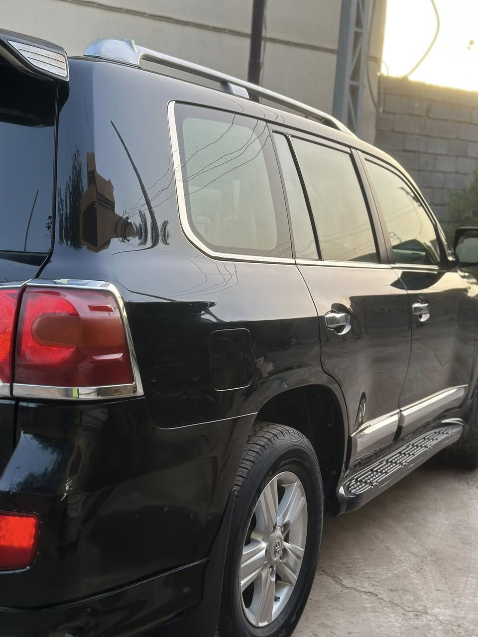 السلام عليكم لاندكروز 2012 للبيع 
محرك 8 سلندر 4600 فول مواصفات بريم كراسي 3 دكم ، فتحة ، ناصي عالي زنون ،٣ قطع تبريد ،  
السونار مرفق بلمنشور
السيارة حلوة وجديدة وتخم تايرات جديد قبل فترة شديتة 
رقم بغداد مميز باسمي تحويل ثاني يوم
ماشية 229 الف حقيقي 
العنوان ديالى الخالص 
السعر 339$ وبيها مجال
***********
