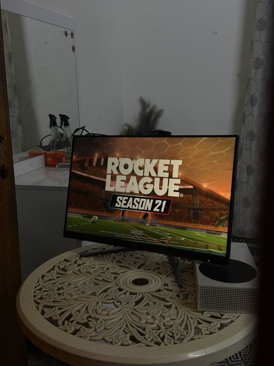 شاشة Aoc Gaming مستعملة
مواصفاتها
180Hz 
1MS 
IPS 
ستاند متحرك + لوحة تحكم باعدادات الشاشة + كارتونه ووصل الشاشه ، مثل ماموضح الكارتونه مهموله بس تكدر تنضفها

اخذتها ب 146 دولار
رايدها ب 170 الف ونظافتها كدامكم واليشهد الله على الفحص
مكاني بغداد الغدير شارع الضريبة 
الرقم للتواصل واتساب - ***********
ماعندي توصيل
