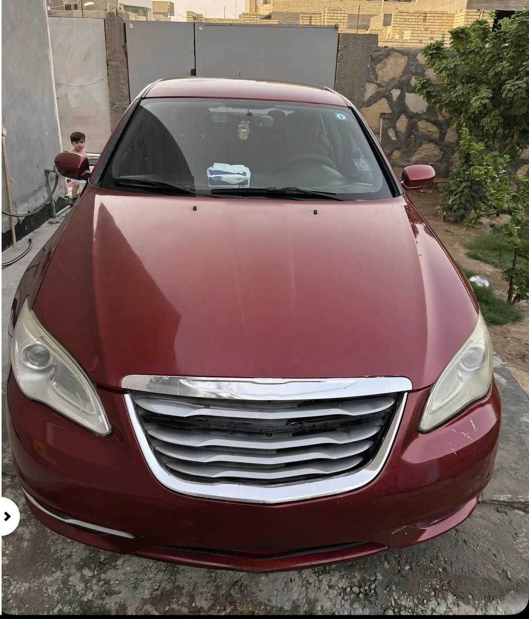 السلام عليكم C200 موديل 2013
السياره مكفولة من الضربة لون ماروني
بيها فقط بنيد مصبوغ اثر جراد بسبب الجادر وبيها بارد مثل ماموضح بلصور
السيارة جديدة متعوب عليها كير محرك كله جديد 
حدادية جديدة تبريد سيارة خير من الله 
شاشة كبيرة  
رقم بابل بأسمي 
مكان السيارة بابل /***********
السعر 83 وبيها مجال

