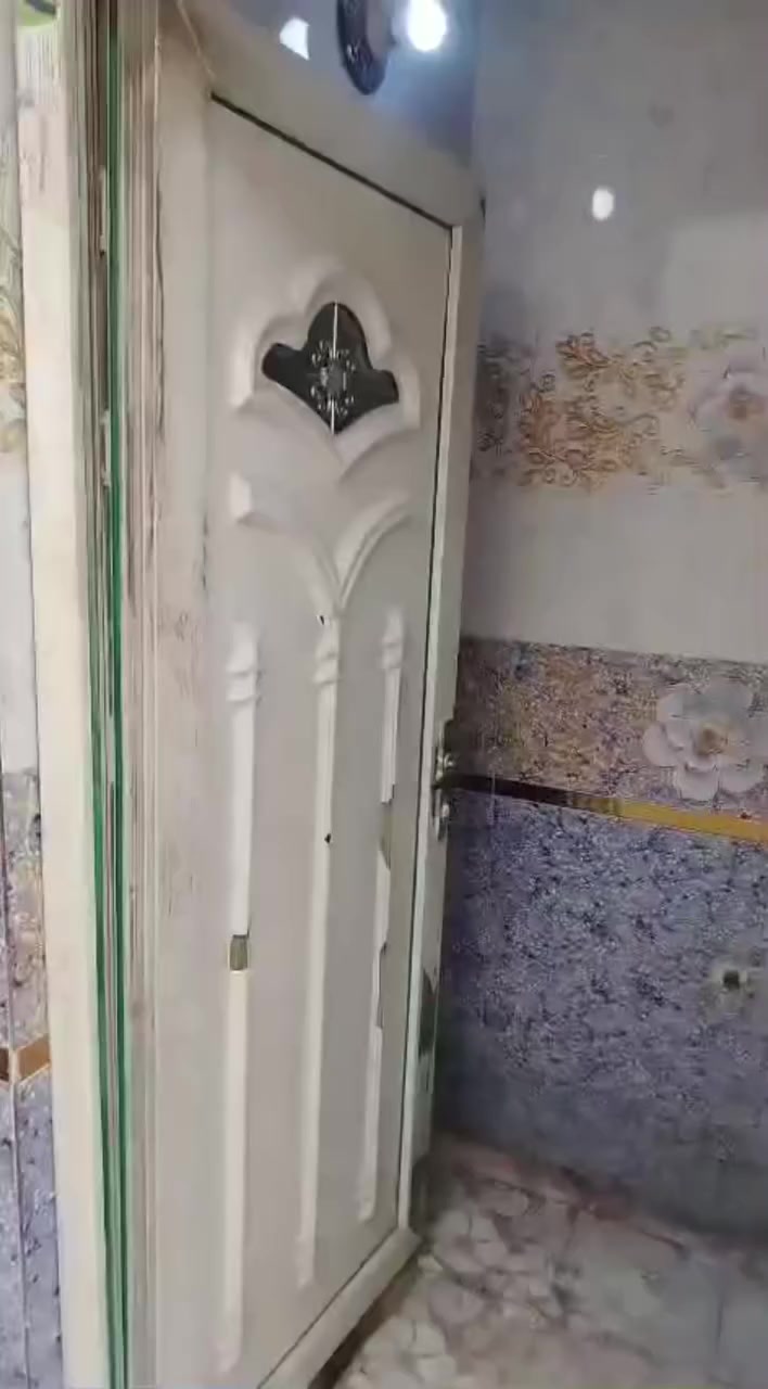 دار للبيع حي طارق شارع الوسط
المساحة ١٠٠ متر  طابو ملك صرف
 الواجهة ٤ ونص والنزال ٢٥
 للستفسار 
***********
