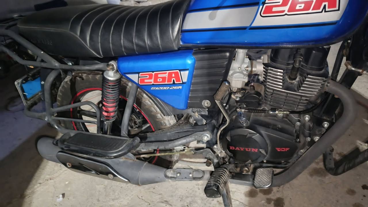 السلام عليكم
‏دايوان شاصي 21والباقي كله 24 هيه طالعة بالا24
‏لون ازرق مكفولة شاصي مكينه كير 
‏كهربائيات كله شغالهة
‏اشاير
 اناره كامله
‏هورن بوش 
‏بأسمي رقم نجف انكليزي
‏مكان الدراجه نجف  ***********
‏السعر مليون و950 الف
وقابل للتفاوض
 ماتعرف بيهن لاتكسر💙
