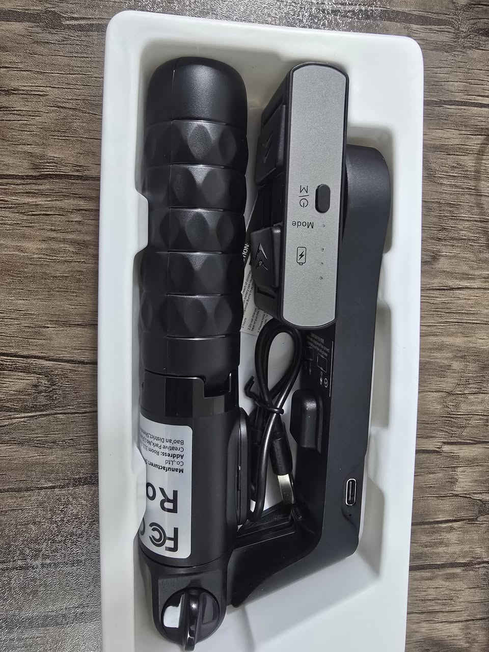 عصا سيلفي ذكية ومثبت محمول (Gimbal) متعددة الوظائف.تتضمن جهاز تحكم عن بعد لاسلكي (بلوتوث) قابل للفصل لتسهيل التقاط الصور من مسافة بعيدة.تحتوي على حامل ثلاثي القوائم (Tripod) مدمج قابل للطي لاستخدامها كقاعدة ثابتة على الأسطح.تم تصميمها بخاصية تثبيت أحادية المحور (Single-Axis Gimbal) لتقليل اهتزاز الفيديوهات وتحسين جودتها.تتميز بوجود ضوء تعبئة (Fill Light) مدمج بثلاثة ألوان لتحسين الإضاءة أثناء التصوير 
25 ألف مع التوصيل


**إذا كنت صاحب هذا الإعلان وتريد حذفه لأي سبب، رجاءا أرسل رسالة إلى الدعم الفني**