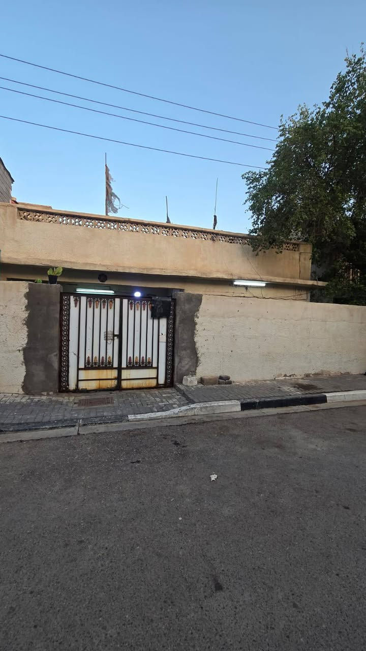 توفر دار سكن البيع
موقع منتاز 
العنوان البصره القبله حي شهداه مقبيل سوك جديد
طابو صرف عرصه
المساحه 216متر 
السعر143مليون  وقبل التفاوض ماكو هيج سعر بل قبله
الستفسار تصل ***********:
ابو رقيه السيلاوي
