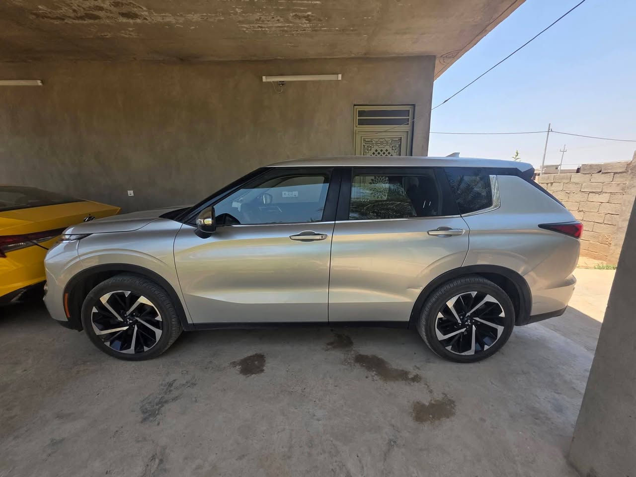 وتلندر موديل 22 رقم سليمانية مميز بسمي ماشيه ٨٠ الف استخدام شخصي ضرر جامرلغ سكن بدون دواخل وبيه تعديل بارد بالسقف شي بسيط سعرها مناسب جدا 186 ورقه للاستفسار ***********
