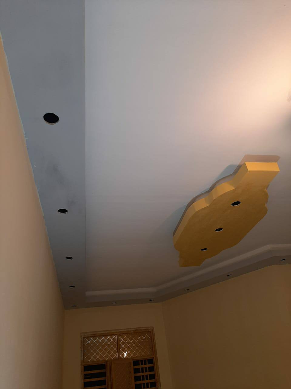 خلفه جبس بورد وجميع الديكورات والسقوف الثانوي والمعجون والصبغ ***********
