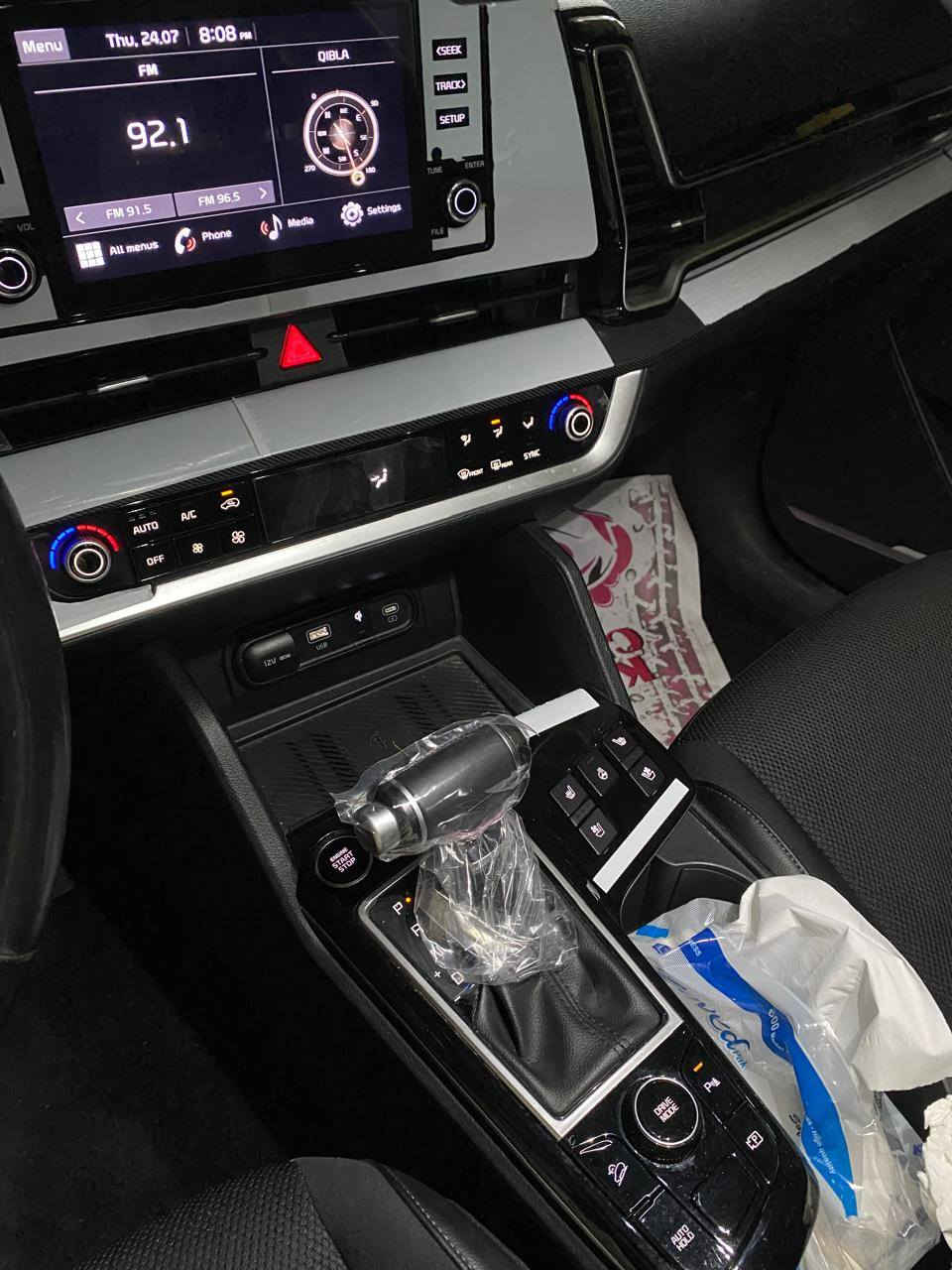 عرض خاص للتميز: KIA Sportage GT-Line 2023 🌟
للباحثين عن الفخامة، الأمان، والتكنولوجيا المتطورة.. نعرض لكم أيقونة كيا "سبورتج" بنسخة GT-Line الرياضية بمواصفاتها الخليجية الكاملة.
🔹 بيانات السيارة الأساسية:
الموديل: 2023 (خليجي).
المسافة المقطوعة: 34,000 كم فقط.
الحالة العامة: كفالة عامة من التبديل (السيارة بحالة الوكالة)، يوجد تعديل بسيط جداً (قدر 4 أصابع) في الجاملغ دون أي تأثير.
🔹 الأداء والمحرك:
محرك بسعة 2.0L قوي واقتصادي.
ناقل حركة أوتوماتيكي بـ 6 سرعات مع شفتات مقود لتجربة قيادة رياضية.
نظام Drive Mode للتحكم بأوضاع القيادة.
🔹 التجهيزات والرفاهية (VIP):
سقف بانوراما واسع.
مقاعد جلد فاخرة (أسود) مع ميزة التدفئة والتبريد.
تدفئة مقود + تشغيل عن بُعد + صندوق خلفي كهربائي.
شاشة ذكية تدعم Apple CarPlay مع نظام ملاحة (Navi).
إضاءة داخلية LED + لايتات زينون وLED خارجية مع ويل كب قياس 19.
🔹 أنظمة الأمان والذكاء:
6 وسائد هوائية (Airbags) لحماية قصوى.
رادارات جانبية وخلفية + كاميرا دوارة وحساسات 360 (أمامية وخلفية).
نظام مانع الانزلاق + نظام نزول المنحدرات + Auto Hold.
حساسات ضغط الإطارات وفحص أنظمة السيارة آلياً.
📍 الموقع: بغداد
💰 السعر المطلوب: 24,000$ (شدتين و40 ورقة)
📞 للتواصل والاستفسار (للمشتري الجاد فقط):
*********** بغداد, العراق
