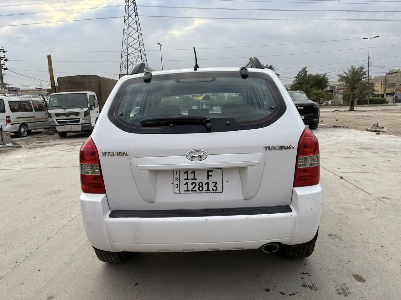 السلام عليكم توسان 2010  مكفوله كفاله عامه من الصبغ والضربه والبارد  بيها ملاحضه بسيطه بل جاملغ عل كد اصبعين مابيها لاصبغ ولابارد كير ومكينه مكفول تخم تاير جديد السياره باسمي  رقم بغداد انكليزي تحويل ثاني يوم 
مكاني بغداد الغزاليه
*********** واتساب
***********
