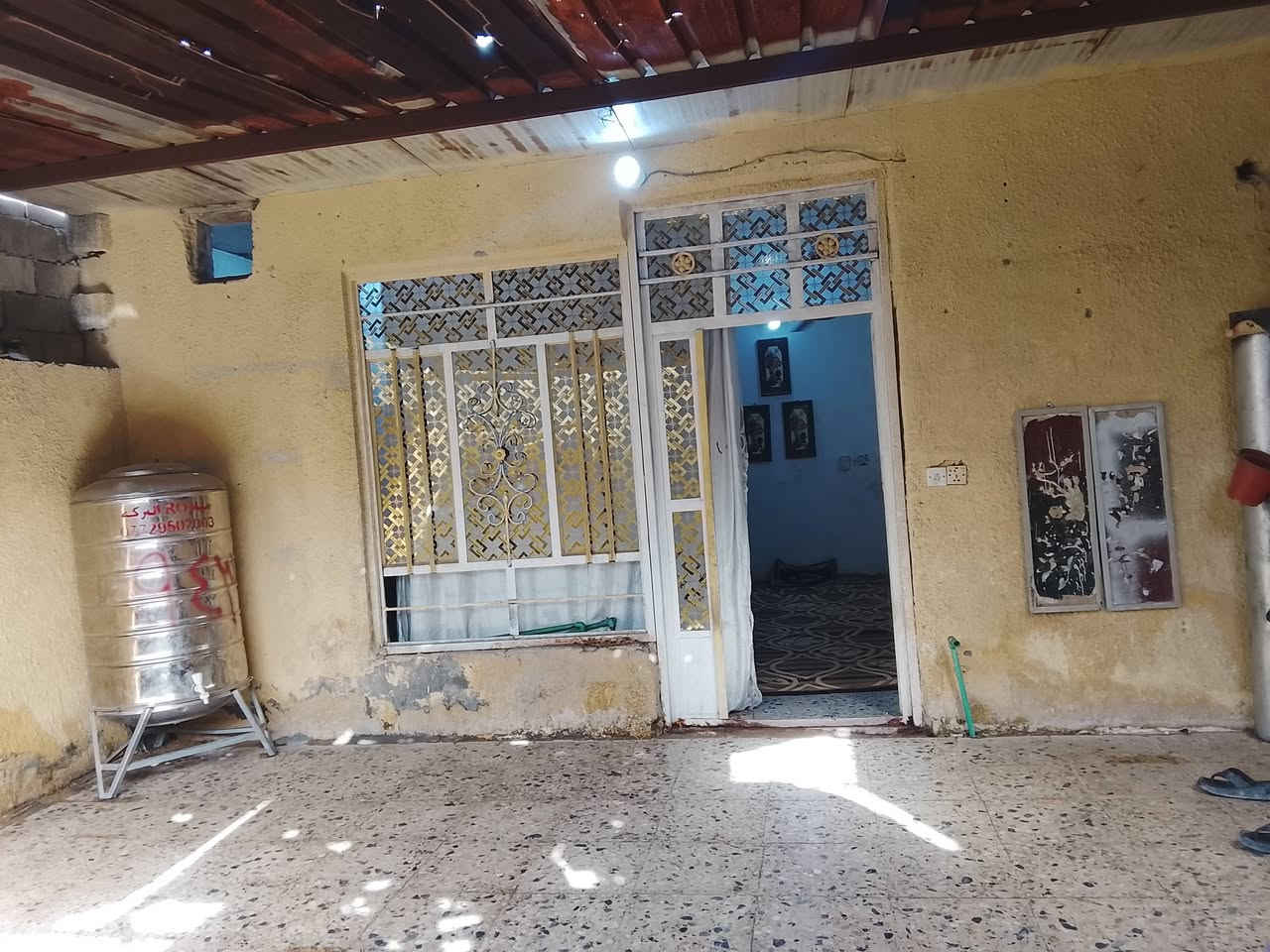 السلام عليكم بيت للبيع مساحته 100متر في العبيدي شارع السينالكو التصوير واضح البيت ثالث بيت عله الشارع خدمات خير من الله لبيت 26وبي مجال ***********للبيع أو مرواس حسب لقناعه
