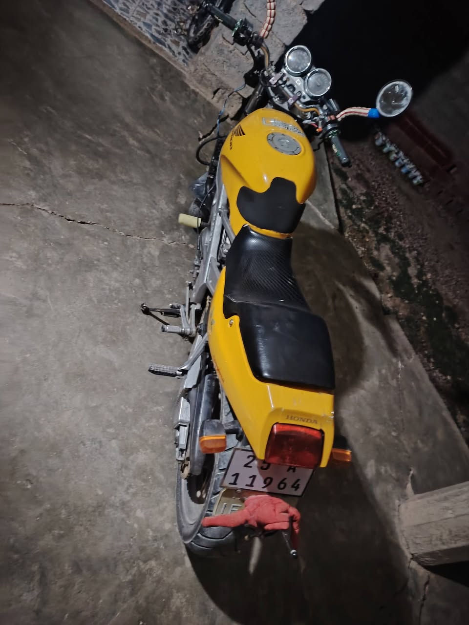 السلام عليكم يوجد ماطور بطح هوندا سباده موديل 1989 محرك  مفتوح مبدل بي يطغات فقط فتحتو عله ايده قبل ما مفتوح رقم كركوك باقي لوحات بعد ما مستلمهن بسم ولد صديقي السعر واحد ونص وبي مجال كلو شغال الاستفسار على الرقم ***********
