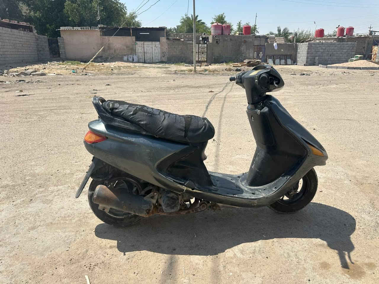 سلام عليكم فراشه للبيع مكينته مفتوحه مره وحده دراجه نضيفه حلوه لايتات شغاله
مكاني بصره خور الزبير 
السعر 250 وبيه مجال 
الرقم ***********
