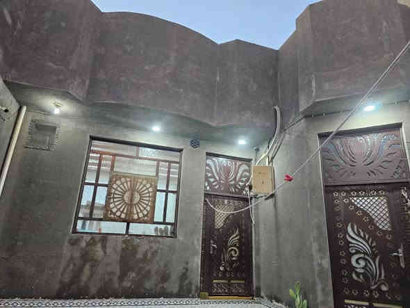 الهم صلي على محمد وال محمد 🌸

بيت للبيع  زراعي مداور اسهم اقرار محكمة سند ٢٥🔴

المساحة :200 متر  

بين السكك وبين الصياغ قرب حسينية الباقيات الصالحات🕌

خدمات كلهة متوفره ماي كهرباء ومشمول بلجهد الهندسي 

البيت كونكريت مسلح بناء حديث سنه ٢٠٢٤ 

البيت يتكون من :
غرف عدد (٢) 
صالة 
استقبال 
مطبخ 
طارمة زغيرة 
الارضية كلهة سراميك 

السعر :100 قفل 🔒

للاستفسار خاص او واتساب ***********📲
