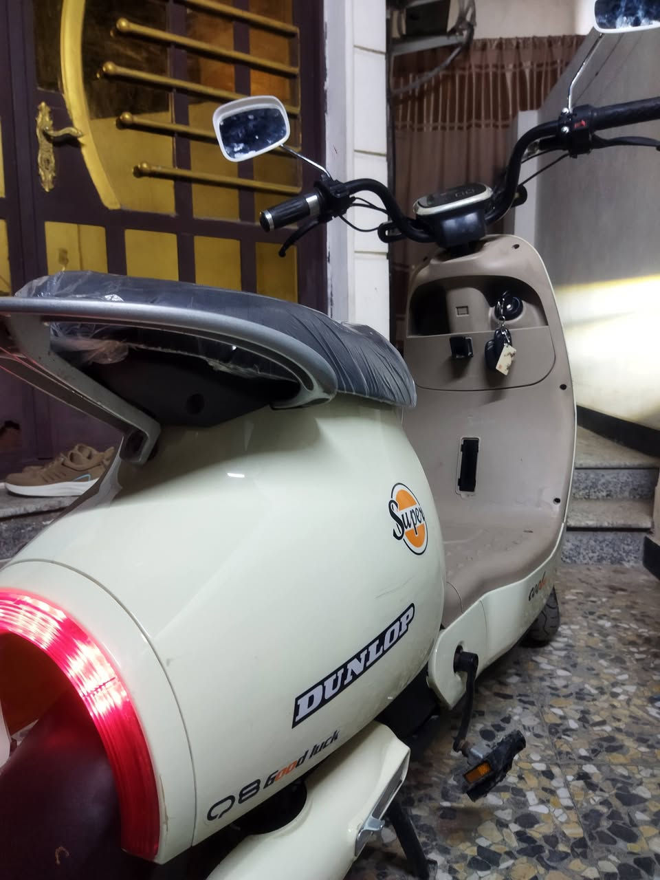 السلام عليكم 
دراجه كلاسيكيه 
حجم 14
الدراجه نضيفه جدٱ
بطاريت بحاله جيده 
شاحنه اصليه 
لايت زنون 
وياهه كارت 
وبصمه عدد2
وسويج
عارضهه 350
***********
