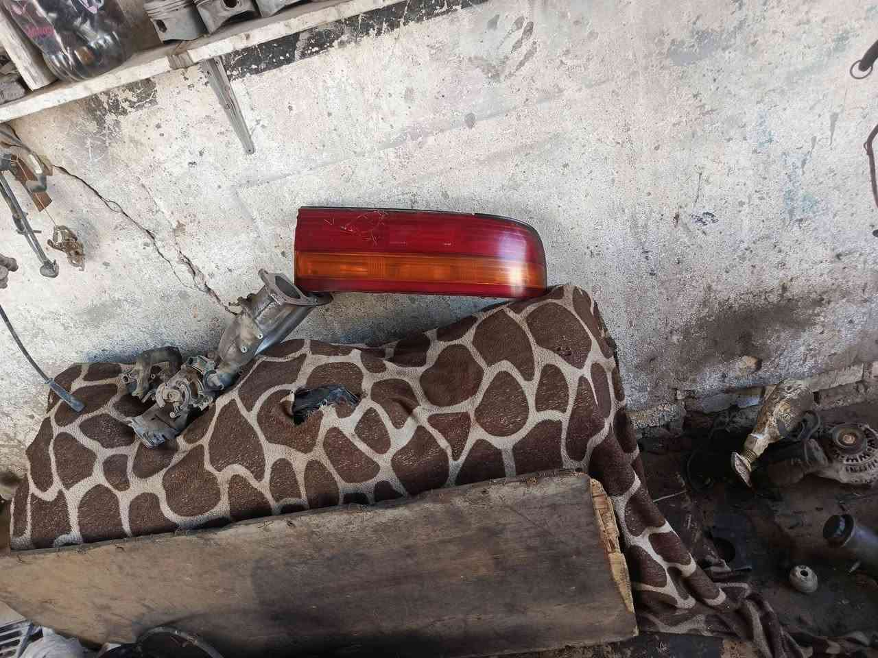 سلام عليكم بك لايتات بطه متصل جهة اليمين سعر 125... جهة اليمين بس مو تخم..***********
