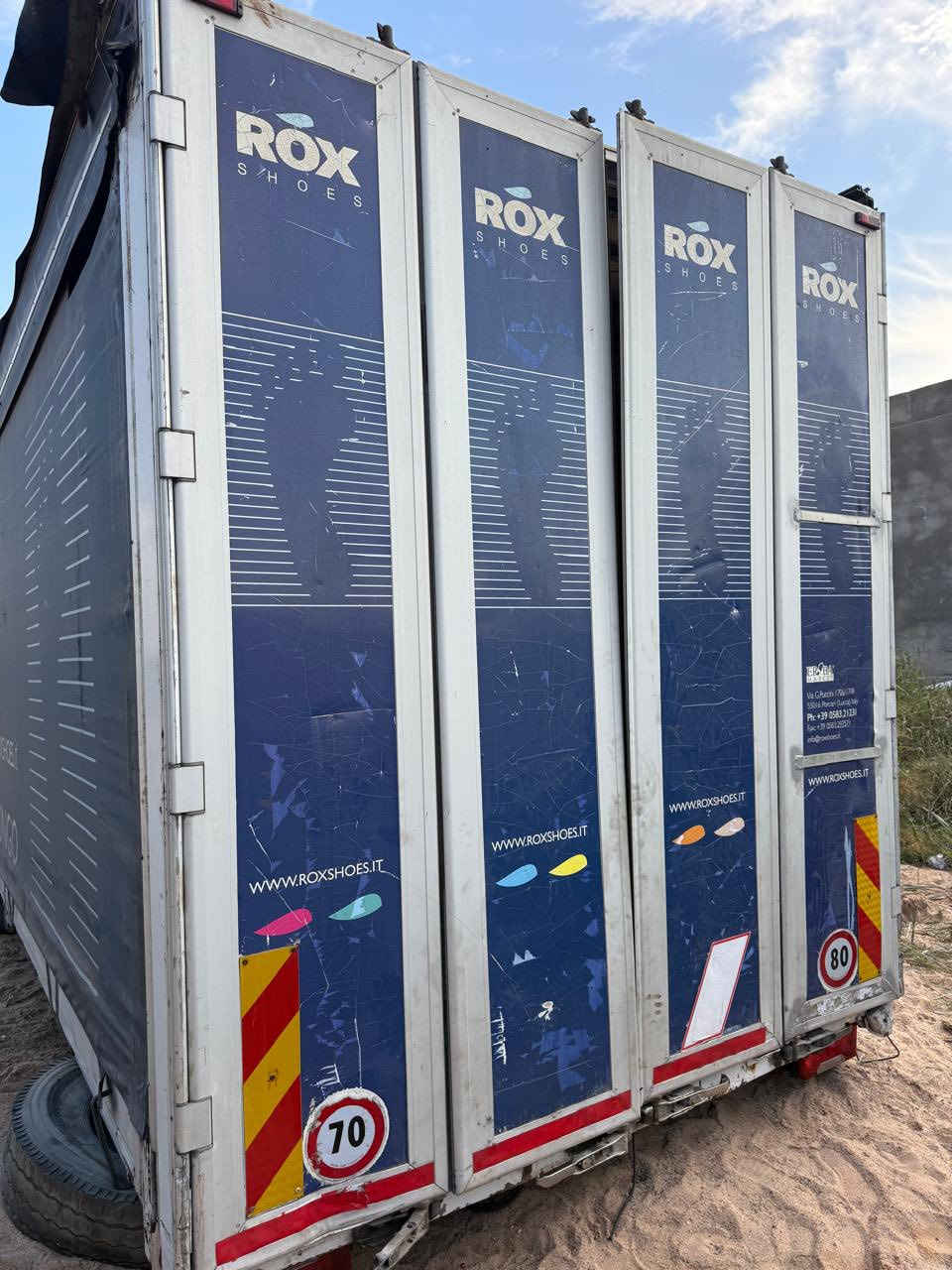 سلام عليكم بدي اكتروزللبيع
طول ٩ونص

رتفاع ٣ متر

جناب ٨٠ رتفاع

عنوان بصره هارثه

***********
