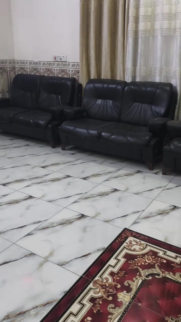 السلام عليكم تخم عشر مقاعد جلد للبيع نضافه ٨٠بلميه سعر ٢٠٠وبي مجال ***********
