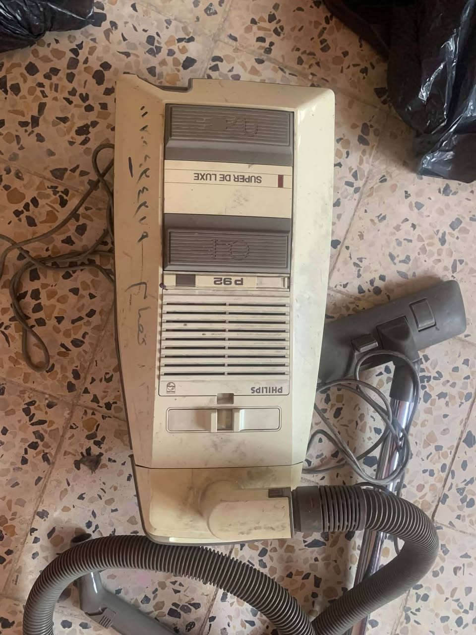 مكنسات  الحمره 80ولبيضه 50وكونفيره ع 100  ولمكينا براون 40 كل الغراض بيهن مجال بسيط  مكان حي جهال


**إذا كنت صاحب هذا الإعلان وتريد حذفه لأي سبب، رجاءا أرسل رسالة إلى الدعم الفني**