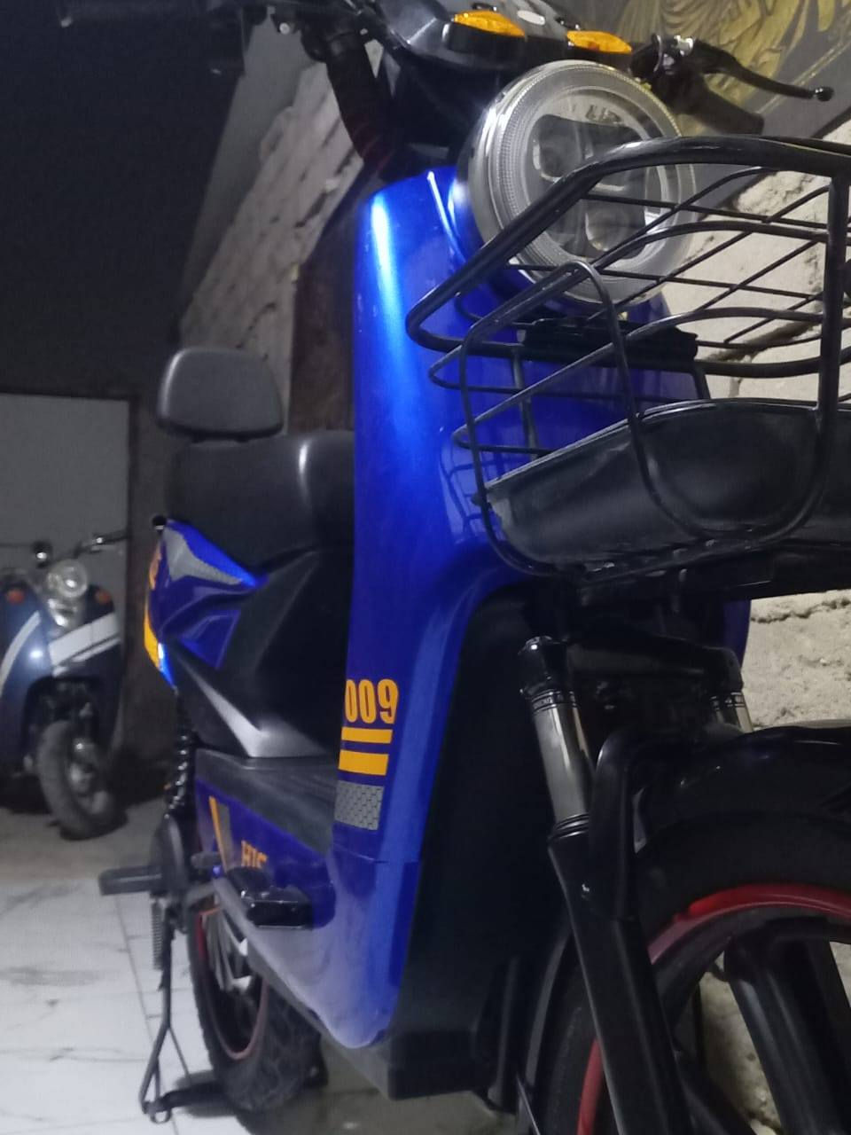 السلام عليكم.
للبيع His
مواصفاتها
الملف ١٥٠٠
السرعة ٦٠
عدد البطاريات ٥ تشحنها ٥ ساعات تفول عن تجربة
شاشتها تشتغل بس بيها مشكلة ماتطلع رقم النمرة والسرعة
تجي تكلبها وتشوفها تعجبك الا تأخذها.
السعر ٤٠٠
عنواني الناصرية مركز
الرقم ***********
