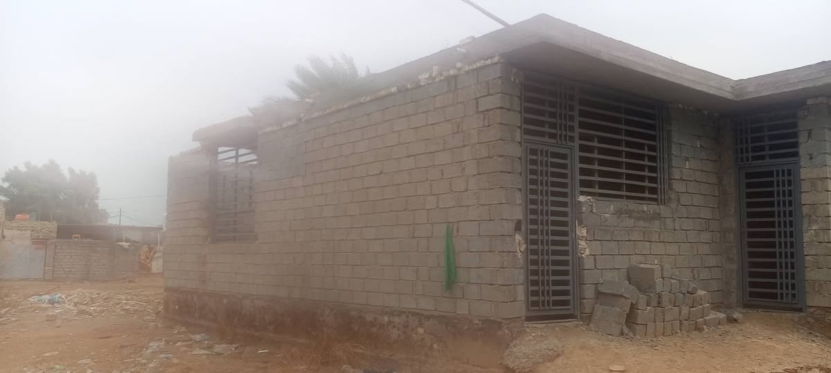 بيت للبيع عنانه شارع المنفذ بعد سيطره عنانه بمسافة زراعي ومشمول بتطويب ومنطقه كامله  ومي ساحبله ومولده بصفك وصارلي شهرين من صبيت السكف وخليت شبابيج وبيبان وباب بيت جايبله ومخزن حافر وره البيت عندك مساحه عرض 5وطول 12 يرهم نقد ويرهم قسط ومنختلف بسعر انشالله مساحة 250متر


**إذا كنت صاحب هذا الإعلان وتريد حذفه لأي سبب، رجاءا أرسل رسالة إلى الدعم الفني**