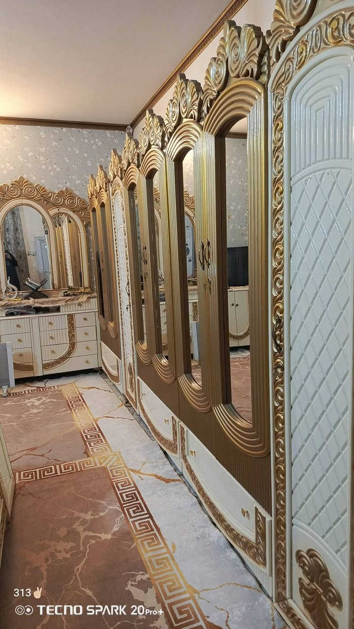 السلام عليكم /اللهم صل على محمد وال محمد /
غرفة للبيع شغل عراقي عراقي  قوي بتصميم تركي  نظافة 95٪ 

كنتور 6 بيبان + زاوية نفس تصميم الكنتور + ميز تواليت
+جزامه عاليه +جرباية كاملة مع التاج وكل ملحقاتها 

الغرفة مرتبه ونظيفة وجديدة بعدها وخشبها قوي 

بس الزاوية تحتاج الها جامه ويدات باب  موضح بالصور 

السعر 1,350,000 مليون وثلثميه وخمسين وبيها مجال 
السرير طبي ينباع مع الغرفة .

العنوان / الناصرية حي اور 
الرقم / ***********
