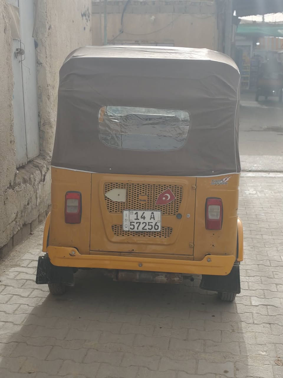 سلام عليكم تكتك موديل واحد وعشرين رقم وسنويه بيه ضربه الغد عل كد شبر والباقي شخوط قليله شوف العين والمكينه مجفته سعر 6ونص وبيه مجال قليل حك جيه مكاني بصره هارثه قرب محطه مشمشه رقمي ***********
