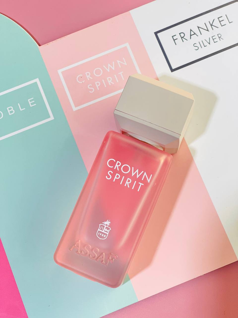 عطور عساف.. الفخامة اللي ترافقك وين ما تروح! ✨
جبتلكم مجموعة الـ "ميني" من عساف (ASSAF).. العطور اللي ريحتها تثبت بالهدوم وبالبال! الحجم مثالي للجنطة والريحة خيال:

Frankel Aventus (فرانكل أفينتوس): عطر رجالي بتركيبة تجمع بين نفحات الليمون والبرغموت المنعشة مع قاعدة من المسك والأخشاب. يوصف بأنه عطر صيفي يدوم طويلاً.

Pink Lady (بينك ليدي): عطر نسائي زهري وناعم مستوحى من التناقضات ليكشف عن أحاسيس عطرية مبتكرة، مع نفحات من زهر البرتقال والبرغموت والباتشولي والفانيليا.

Miss Sakura (مس ساكورا): عطر نسائي فاخر يجسد لحظة تفتح أزهار الكرز اليابانية، يجمع بين أزهار الكرز والياسمين والمسك الأبيض.

Noble (نوبل): عطر نسائي مصمم للمرأة الجريئة التي تحب أن تكون محط الأنظار، بعبير يمزج بين روائح مختلفة تعكس الأناقة.

Crown Spirit (كراون سبيريت): عطر 
للشخصية المبدعة، يجمع في تركيبته بين الكشمش الأسود والبرغموت والورد والياسمين وقاعدة من العنبر والمسك وخشب الأرز. 

 عطر فرانكل سيلفر (Frankel Silver) . 
يحتوي على السوسن، الليمون، الأناناس، التفاح، الخوخ الأحمر، والعنب الأسود. 
القاعدة دافئة من العنبر والفانيليا والمسك وأخشاب الأرز.

دللي نفسج بلمسة فخامة من عطور عساف (ASSAF).. المجموعة اللي تدوّخ من أول رشة! ✨

سعر القطعة 6,000


**إذا كنت صاحب هذا الإعلان وتريد حذفه لأي سبب، رجاءا أرسل رسالة إلى الدعم الفني**