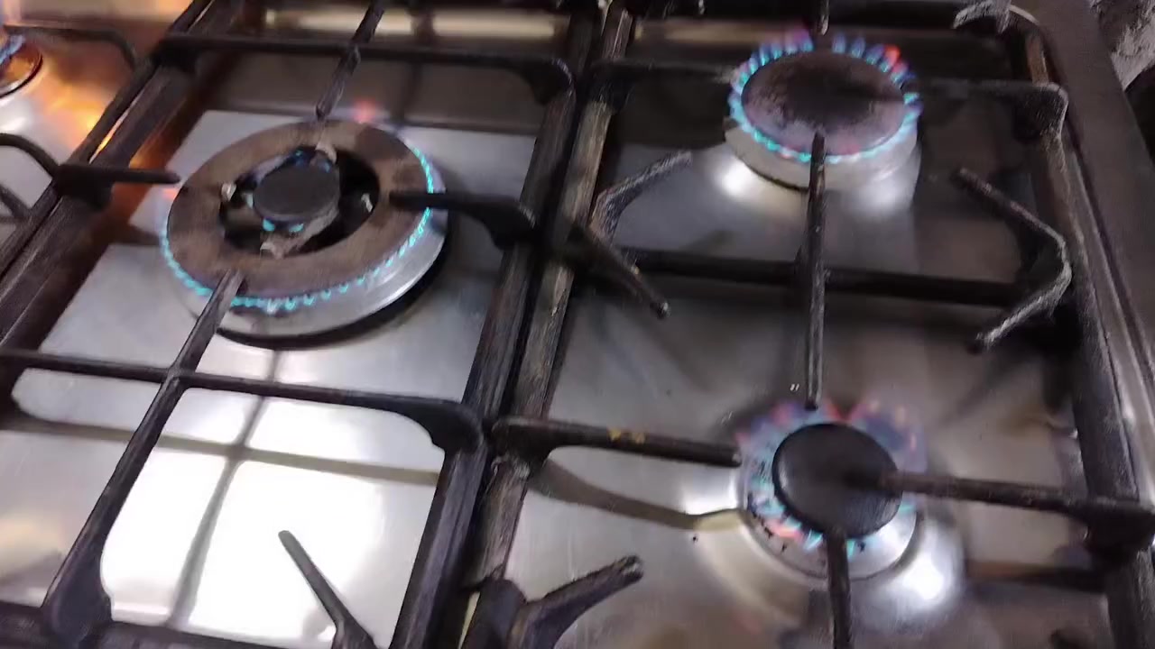 طباخ ايطالي الصنع كلشي شغال الفرن وجميع العيون نظافه90%السعر 170مراسله وات ساب ***********
