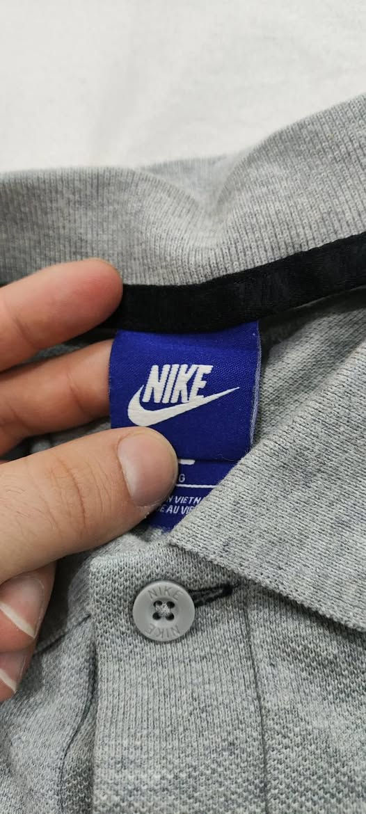 NIKE ✅✅ 
باله اوريجنال 💯💯 
النظافة 💯💯    
L القياس 
58cm عرض الصدر 
72cm الطول 
يتوفر توصيل لجميع محافظات العراق 🚙


**إذا كنت صاحب هذا الإعلان وتريد حذفه لأي سبب، رجاءا أرسل رسالة إلى الدعم الفني**