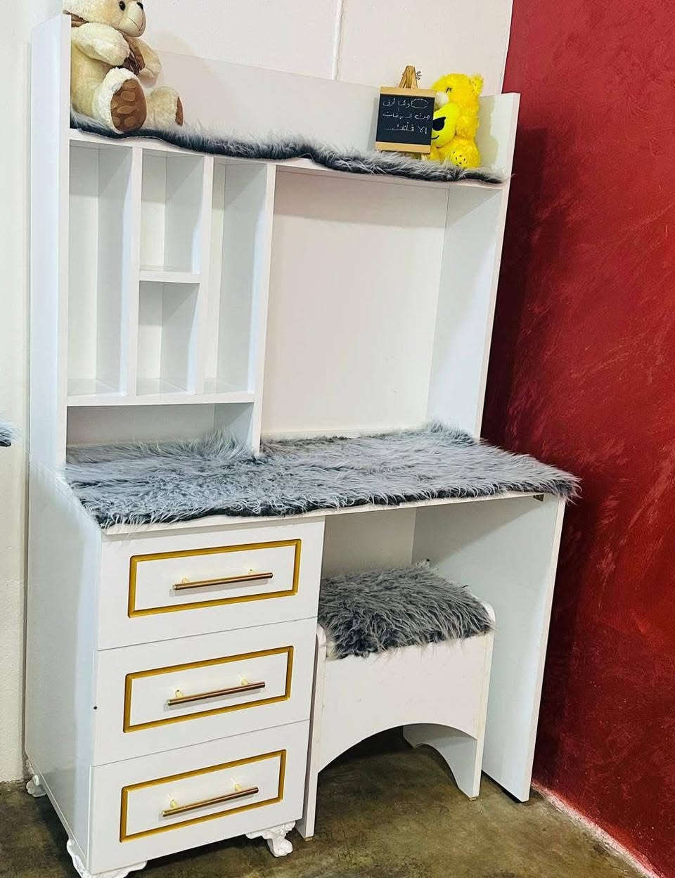 للبيع مكتبه مع طابوريه  نضافه ١٠٠٪؜
السعر ١٣٠وبيها مجال  ***********
