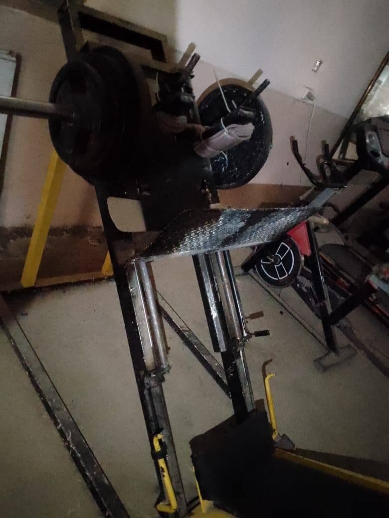 قاعه رياضيه كامله للبيع _ويرهم مراوس بكوفي أو مقهى ***********
